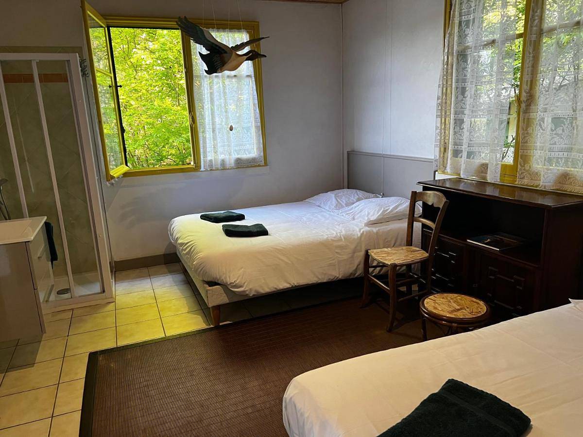 Chalet au bord de l'étang 4 pers in Moutiers-en-Puisaye, Région d'Auxerre