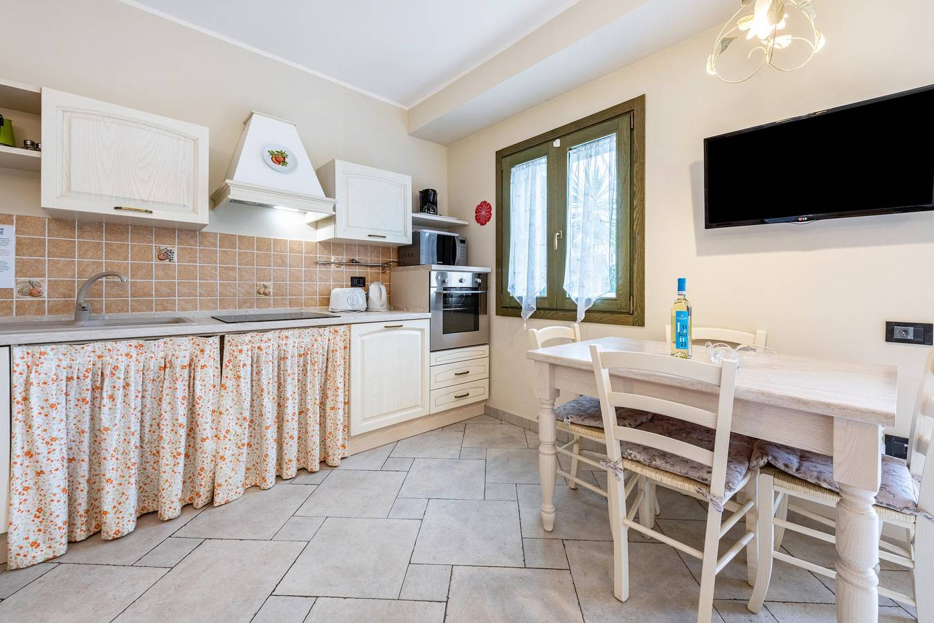 Appartamento intero, Appartamento 'Hermes' con vista sulle montagne, Wi-Fi e aria condizionata in San Felice del Benaco, Prealpi Gardesane