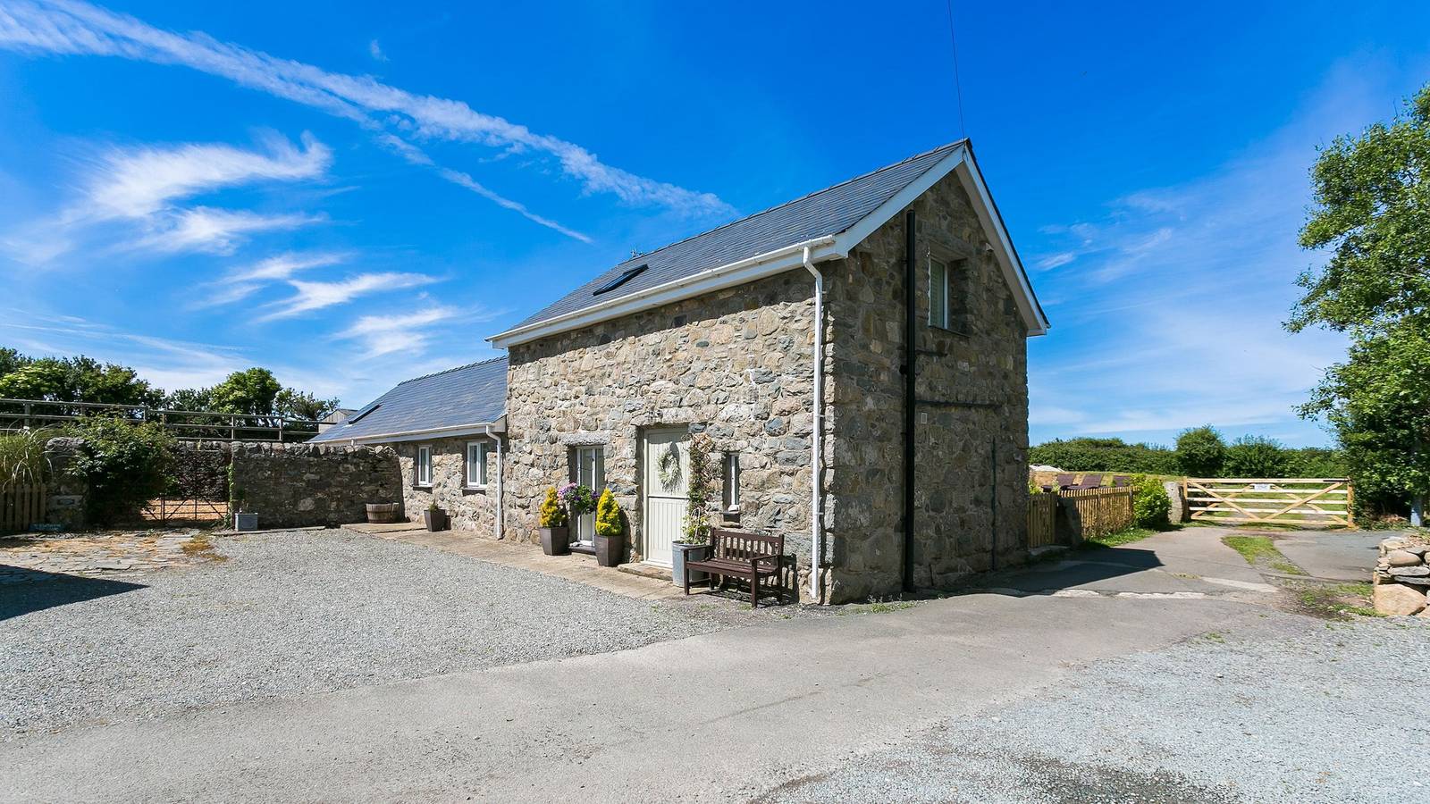 Gwenyn Haf Bach in Nefyn, Gwynedd