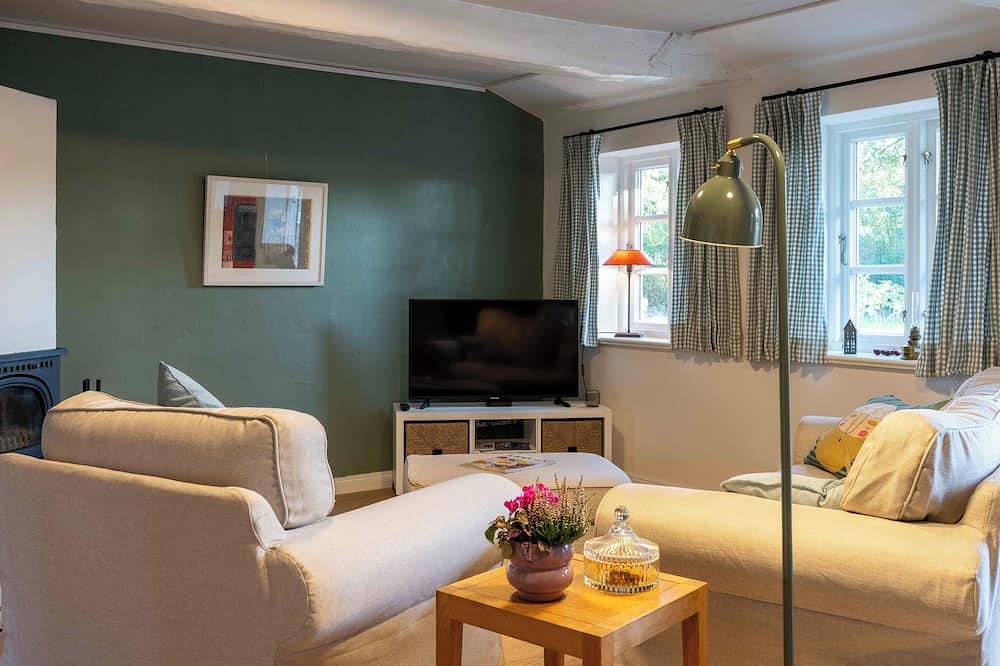 Ganze Wohnung, Ruhige Ferienwohnung in restauriertem alten Bauernhaus mit Terasse & Kamin. in Hattstedt, Nordfriesland