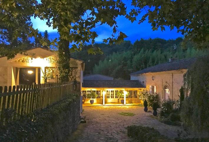 Location de vacances pour 2 personnes, avec vue ainsi que jardin et piscine, animaux acceptés à Rauzan