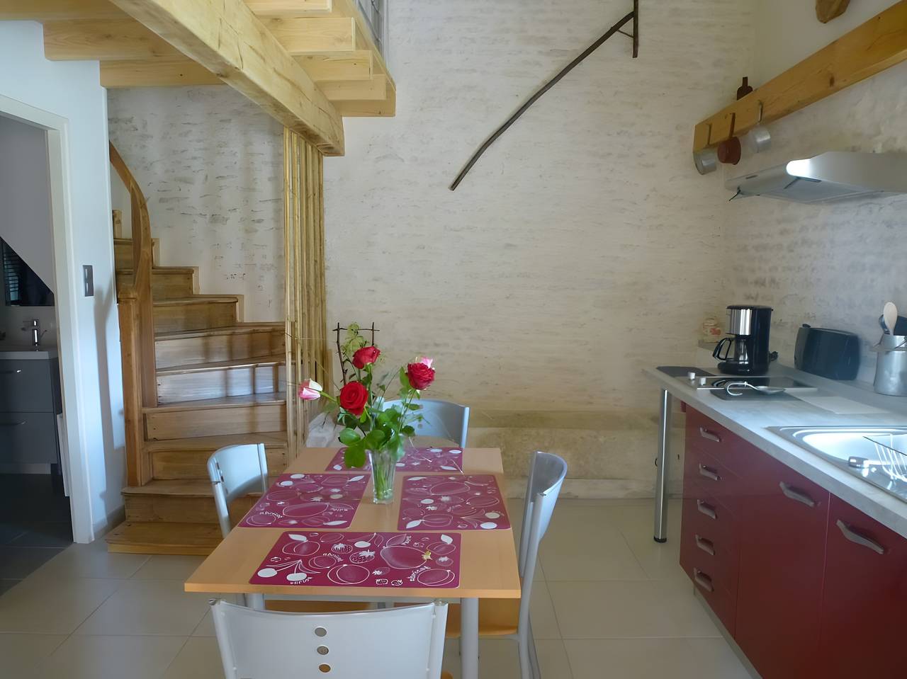 Gîte L'Etable - Les Gites Du Moulin : terrasse privée, jardin, Wi-Fi à Saint-Hilaire-la-Palud in Saint-Hilaire-la-Palud, Région de Niort