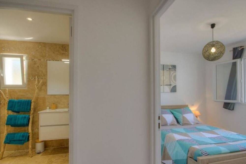 Entire apartment, T2 ground floor villa Magnificent sea view in Villanova, Ajaccio region