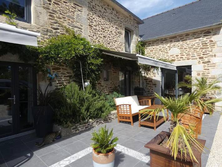 Maison d’hôte pour 4 personnes, avec Terrasse ainsi que Jardin et Piscine à Yvignac-la-Tour