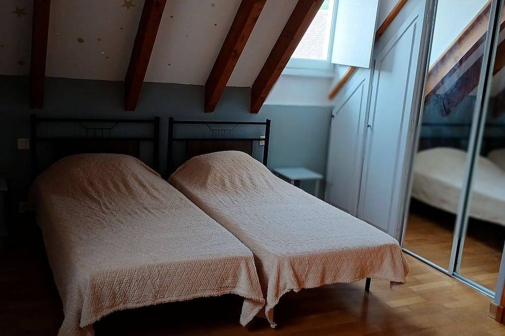 Country house with swimming pool. Pets welcome. Natural setting. in Salvagnac-Cajarc, Macizo Central