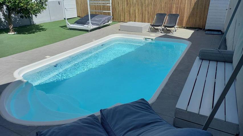 Ferienwohnung für 3 Personen, mit Balkon und Terrasse sowie Garten und Pool