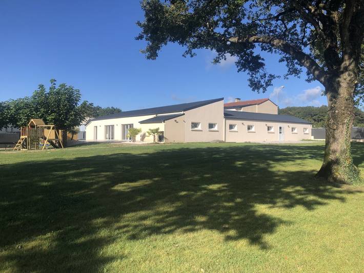 Gîte pour 35 personnes, avec terrasse ainsi que jacuzzi et jardin