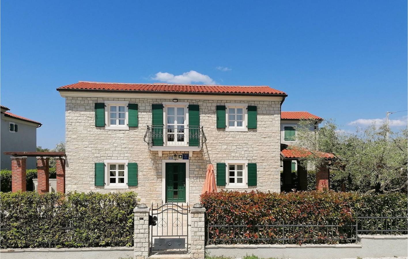 Charmante 2-Zimmer-Wohnung mit Pool, WLAN und Parkplatz in der Nähe von Kadumi in Grad Poreč, Porec und Umgebung