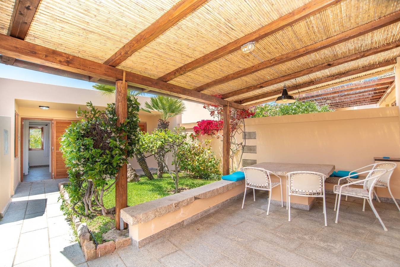 Ferienhaus Punta Nera in Strandnähe mit Meerblick und Garten in Palau (dorf), Palau (Sardinien)