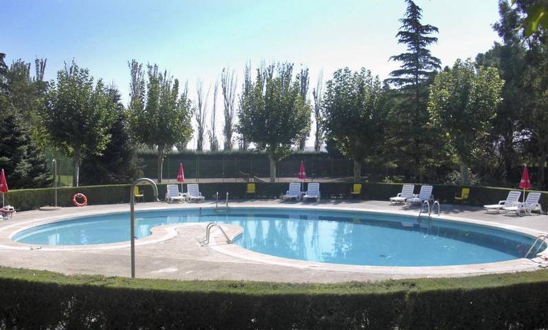 Hotel para 5 personas, con jardín además de jacuzzi y piscina - 1
