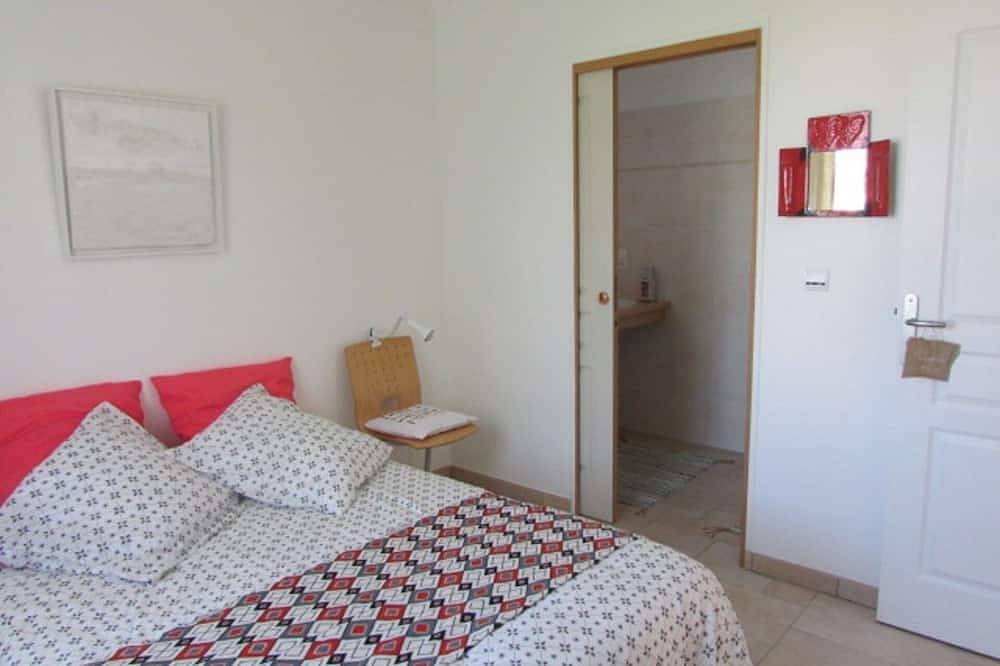 Sunny family home, 900m. from beach, equipped garden with a shower, Wifi Hd, Tv in Plurien, Côte d’Émeraude