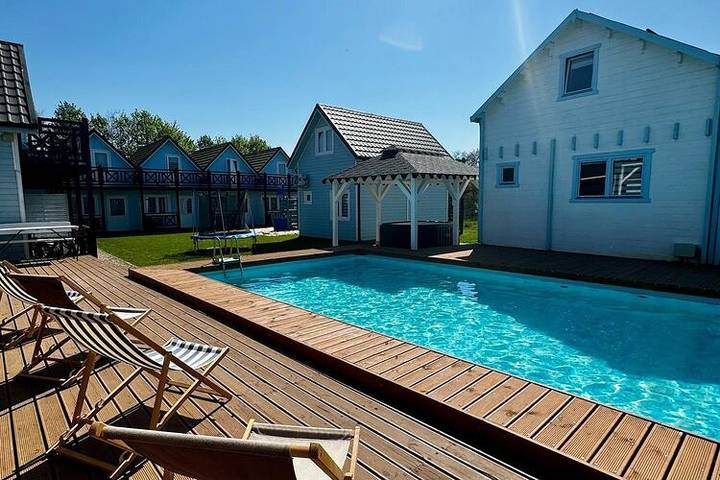 Ferienhaus für 6 Personen, mit Balkon und Whirlpool sowie Garten und Pool in Rewal