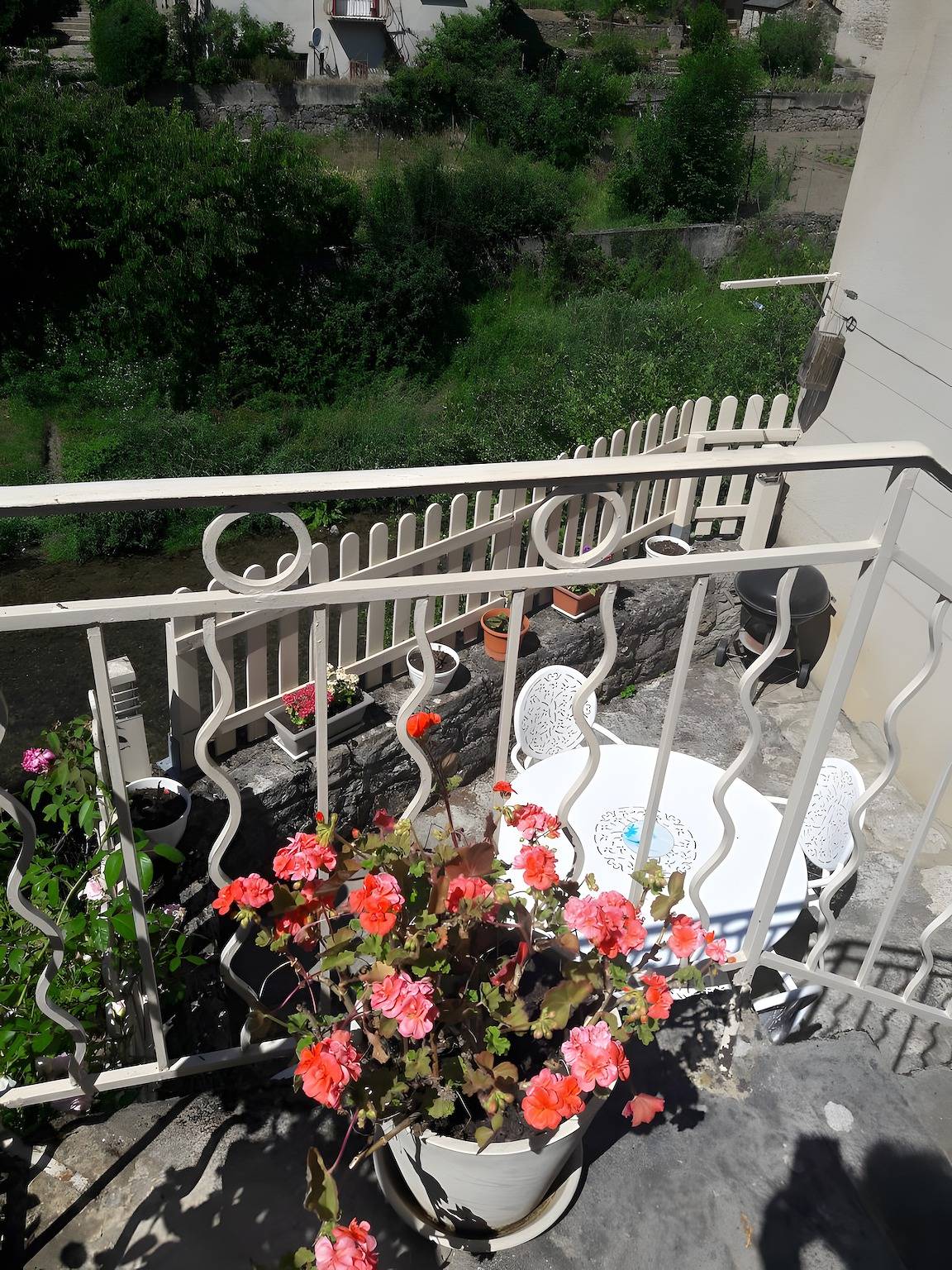 Casa de vacaciones «Au Bord De La Jonte L'aubriète» con vistas a la montaña y terraza privada in Peyreleau, Parc naturel régional des Grands Causses