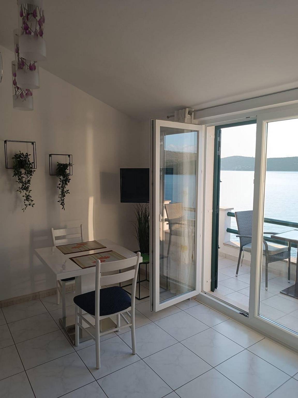 Ganze Wohnung, 1-Zimmer-Ferienwohnung am Strand Sparadici, Sibenik A-23591-e in Grebastica, Šibenik-Knin