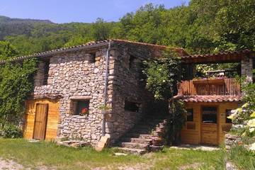 Gîte pour 9 personnes, avec jacuzzi ainsi que piscine et jardin à Barrême