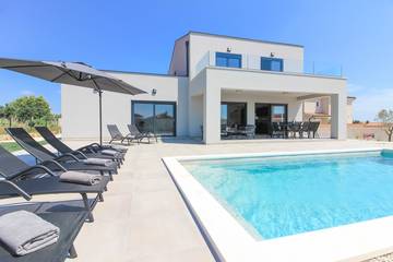 Location de vacances pour 8 personnes, avec balcon et piscine à Loborika