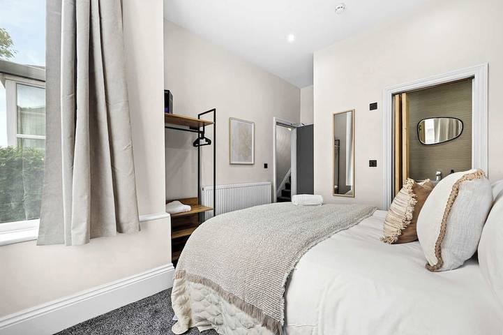 5 Mins to Manchester City|Old Trafford Spacious Home + Free Parking in Greater Manchester
