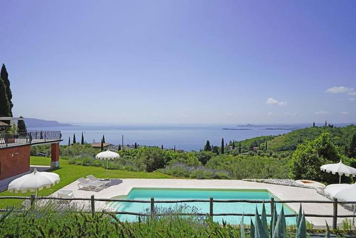 Villa per 9 persone, con panorama e piscina nonché giardino e terrazza, con animali domestici in Toscolano-Maderno