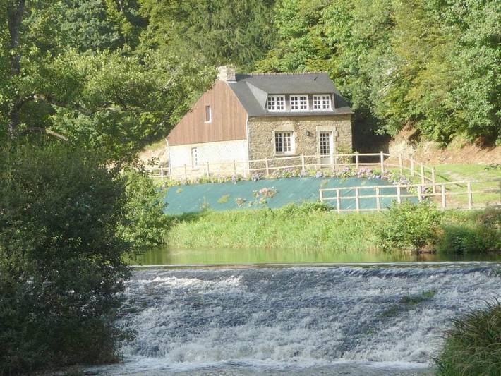 Location de vacances pour 6 personnes, avec jardin et vue à Cléden-Poher