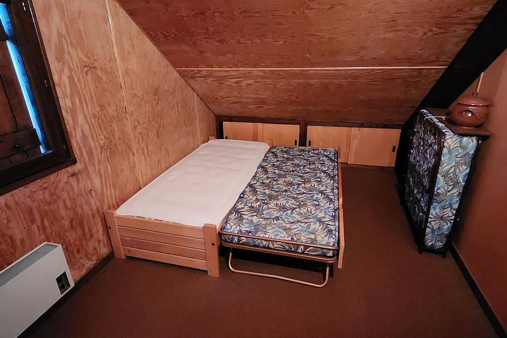 Individual rents large wooden cabin (80m2) with 4 bedrooms and large living room in La Morte, Parc national des Écrins