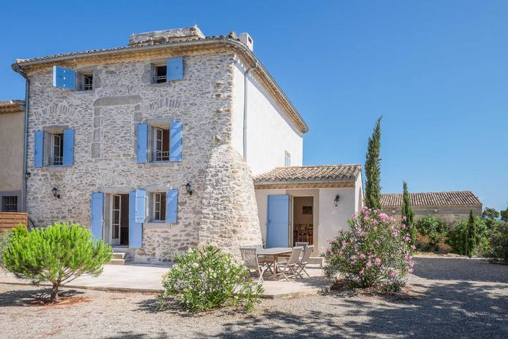 Gîte pour 8 personnes, avec terrasse ainsi que jardin et piscine