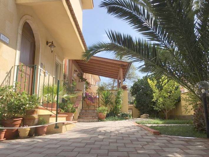 Hôtel pour 3 personnes, avec Balcon et Terrasse ainsi que Jardin et Vue à Racalmuto