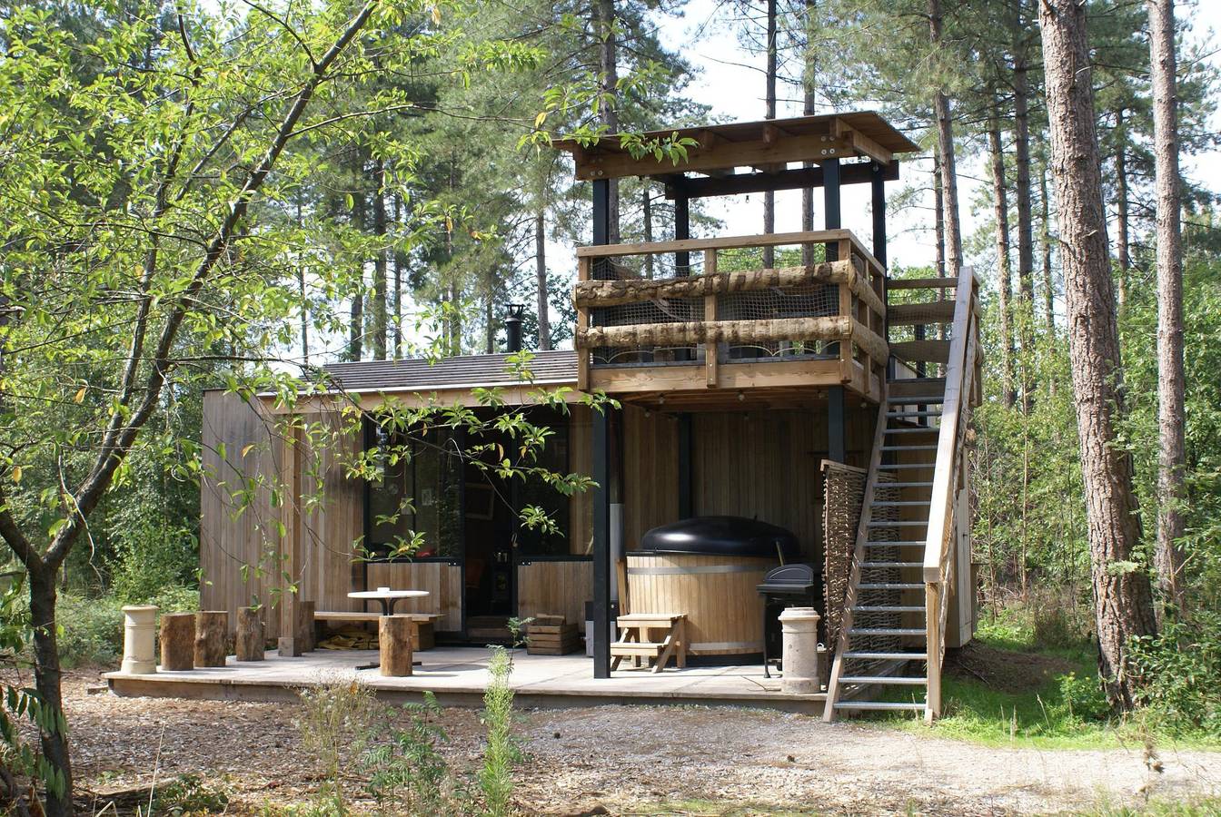 Recreatiedomein Warredal — Treetrunk met hottub in Maaseik, Hoge Kempen