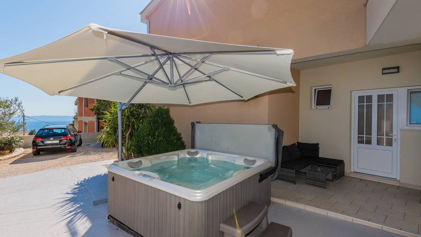 Villa für 8 Personen, mit Whirlpool und Terrasse sowie Garten, kinderfreundlich in Makarska - 2