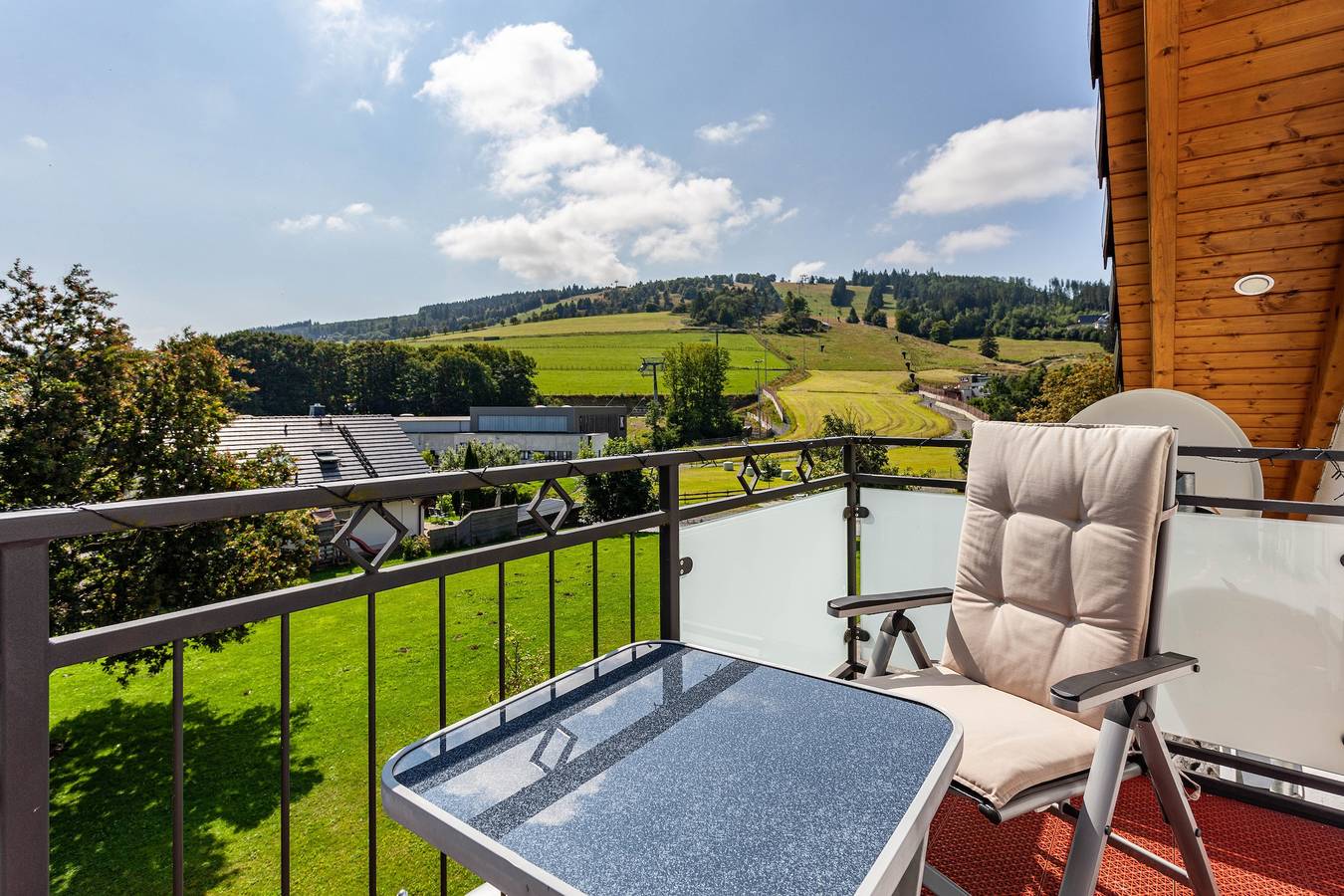 Ganze Wohnung, Ferienwohnung 'Sarina 2' mit Bergblick, Balkon und Wi-Fi in Willingen, die Mittelgebirge