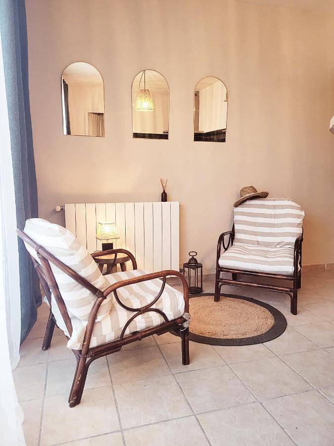 Location de vacances pour 3 personnes, avec Terrasse ainsi que Piscine et Vue à Lunel - 2