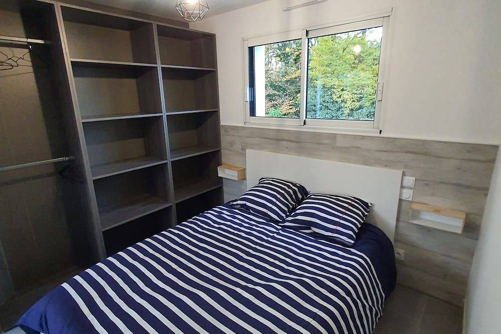 Appartement entier, Agréable micro maison (Studio) avec terrasse proche mer (5km) in Saint-Molf, Côte d'Amour
