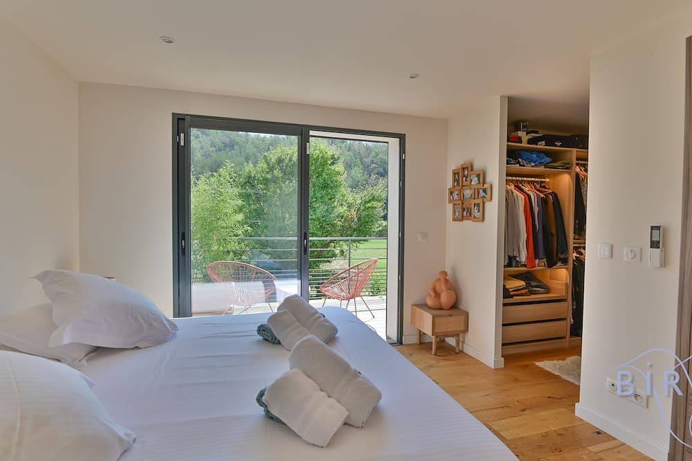 Beautiful contemporary, 200m², pool, riverside in Pégomas, Region de Cannes