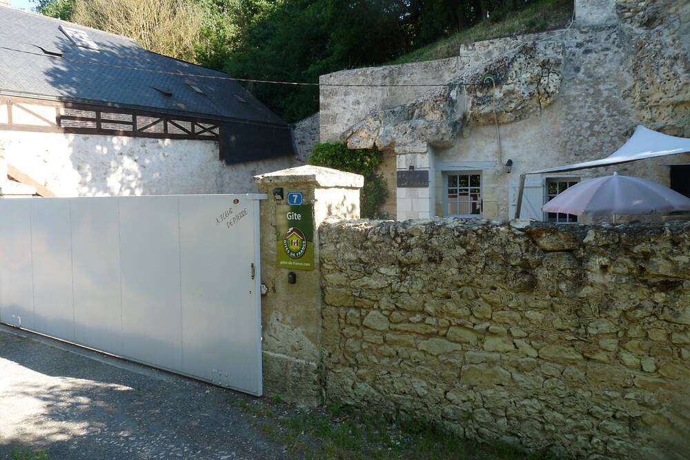 Cave dwelling A fleur de pierre in La Croix-en-Touraine, Tours region