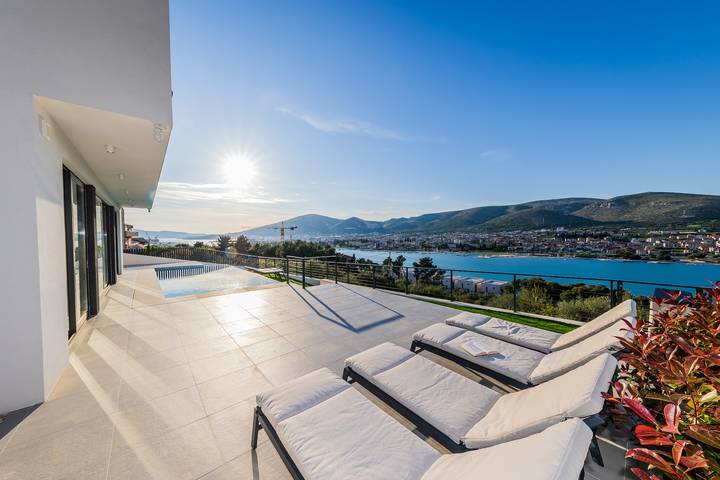 Villa pour 7 personnes, avec terrasse ainsi que piscine et jardin à Trogir - 2