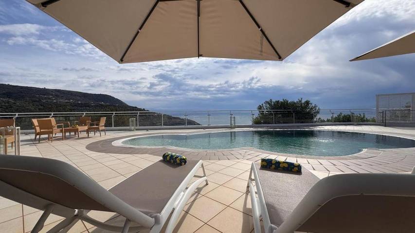 Casa vacanza per 12 persone, con piscina e terrazza nonché panorama e giardino, con animali domestici a Ricadi