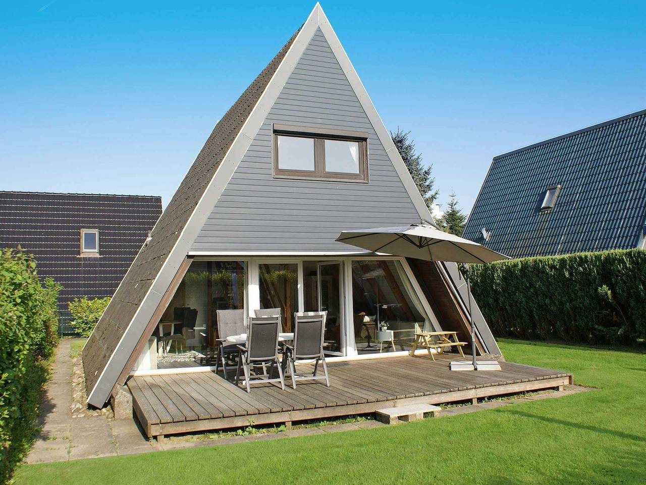 Zeltdachhaus mit W-Lan - Parkplatz direkt vor dem Haus - - sehr strandnah in Ostseebad Damp, Damp