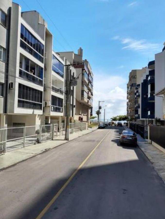 Casas e apartamentos de temporada para 8 pessoas, com balcão, com animais de estimação em Meia Praia (SC)