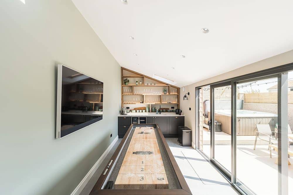 Holiday Home for 16 People in Rhosneigr, Isle of Anglesey