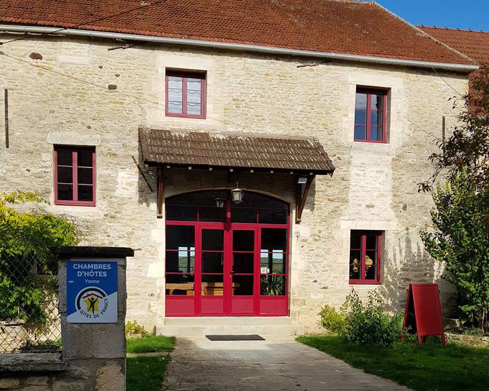Gîte pour 9 personnes, avec jardin ainsi que jacuzzi et terrasse à Montillot