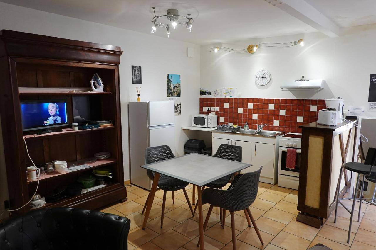 Appartement entier, Two-Bedroom Apartment in Bourbon-Lancy, Région de Charolles