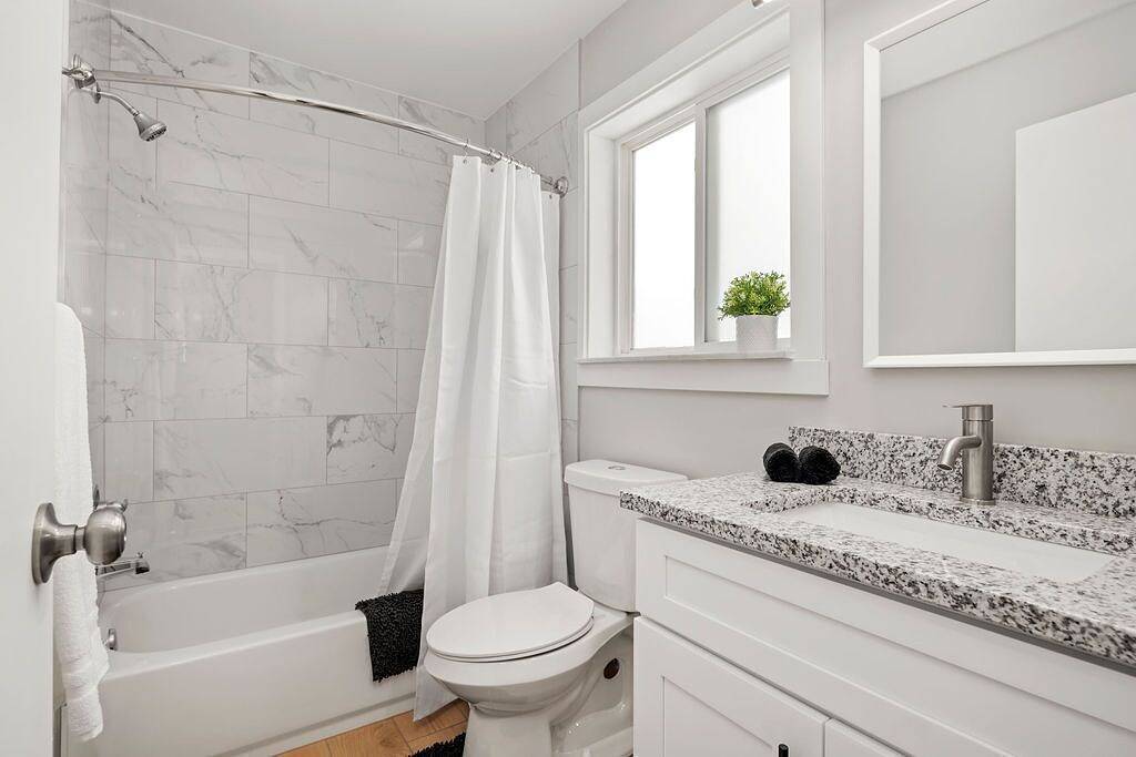 Ganze Wohnung, Bright & Modern Flat | King Bed | Near Downtown in Mount Clemens, Lake St. Clair