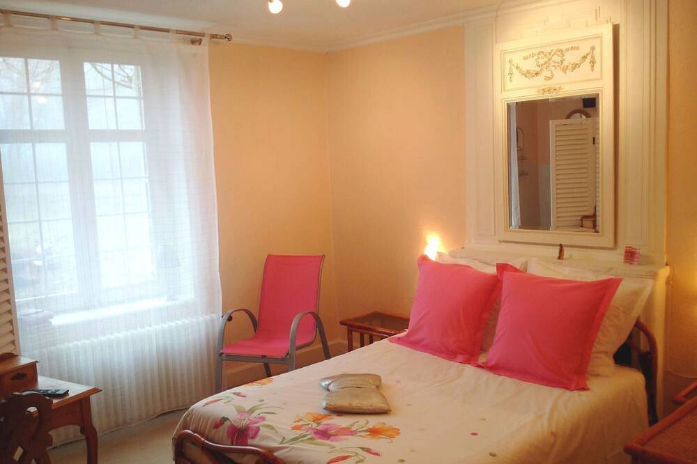 Chambre lumineuse avec espaces communs et court de tennis à Aydoilles in Aydoilles, Région d'Épinal