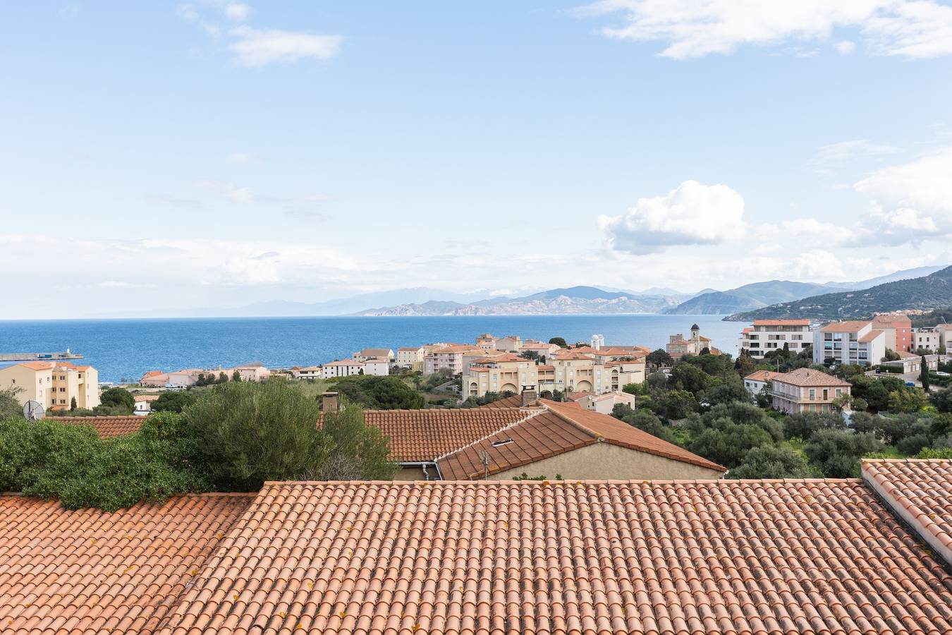 Appartement entier, Appartement 'I Certali' avec vue sur la mer, Wi-Fi et climatisation in L'Île-Rousse, Région de Calvi