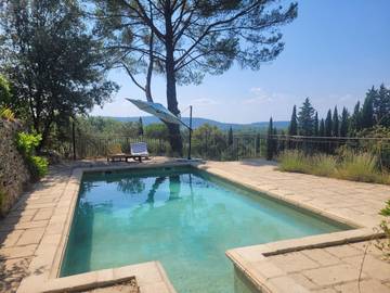 Gîte pour 4 personnes, avec jardin ainsi que terrasse et piscine à Villecroze
