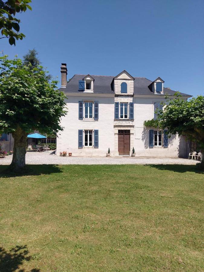Chambre d’hôte pour 6 personnes, avec piscine et vue ainsi que jardin et terrasse à Montaut (Pyrénées-Atlantiques)