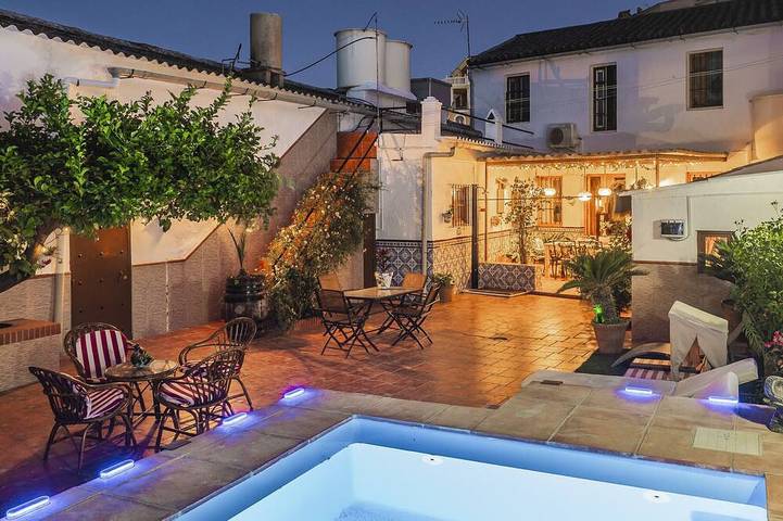 Apartamento para 3 personas, con piscina además de jardín y balcón en Casabermeja