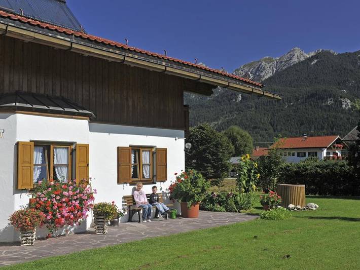 Ferienwohnung für 4 Personen, mit Terrasse und Garten in Alpenwelt Karwendel - 2