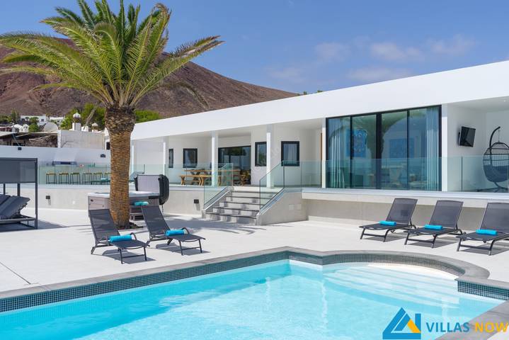Chalet para 12 personas, con jardín además de jacuzzi y piscina en Lanzarote