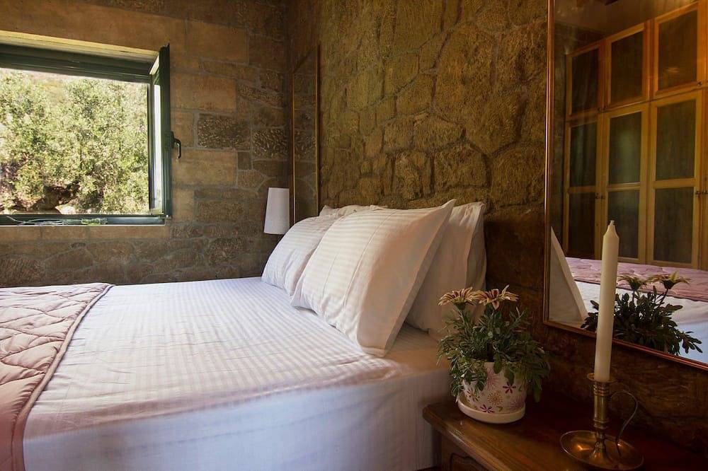 Traditioneel huisje in de rust van de olijfgaard in Stoupa, Messenia