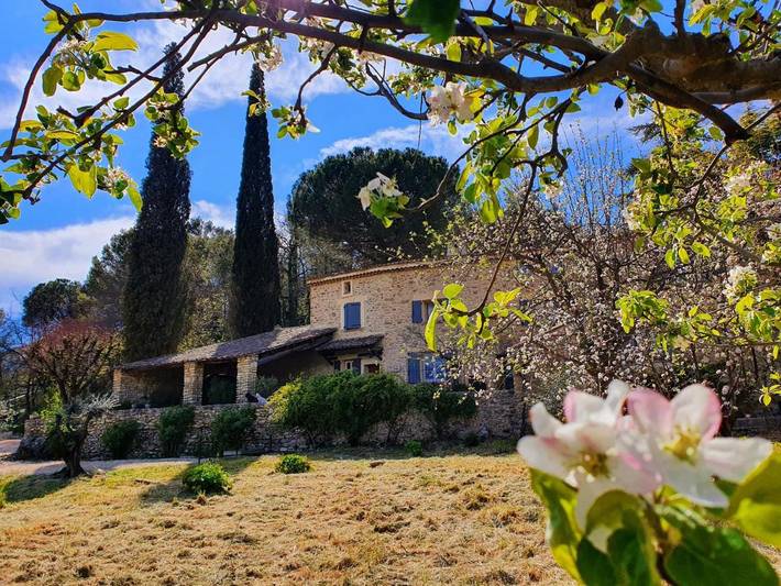 Location de vacances pour 4 personnes, avec vue ainsi que piscine et jardin à Crestet - 2